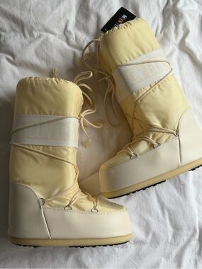 Moon Boot Women’s Classic Pale Yellow Snow Boots